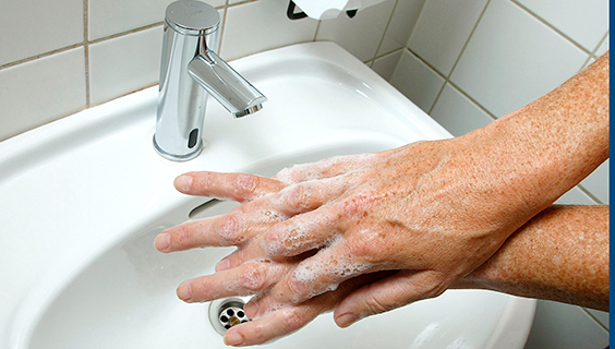 Vasker hænder...